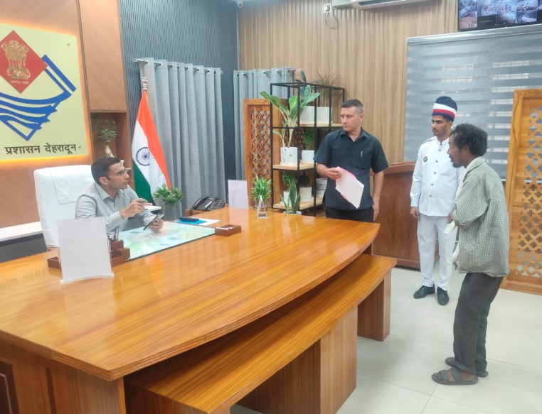 डीएम की पहल से असहाय राजू को मिला नया जीवन, बर्न सर्जरी सफल